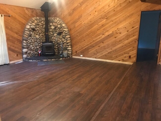 Building Photo - Fabulous 3 bedroom home near Jenkinson Lake.