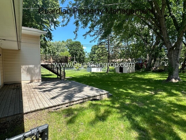 Building Photo - Crystal Single Family Home, Large Fenced Back Yard, 2 Car Garage, Dishwasher, Available Sept 1st