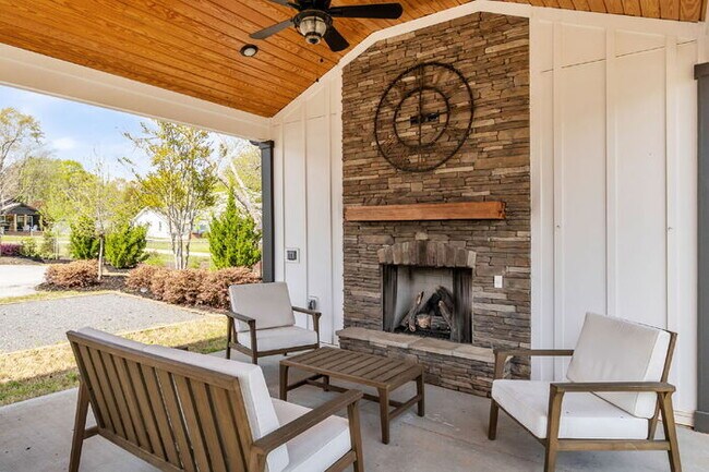 Building Photo - Modern 2-Bed, 2.5-Bath Townhouse with Small Loft in Travelers Rest