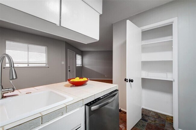 Building Photo - 2122 Hancock Dr