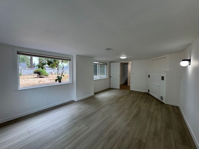 Building Photo - Newly renovated 4 bed 1 bath home in Burien