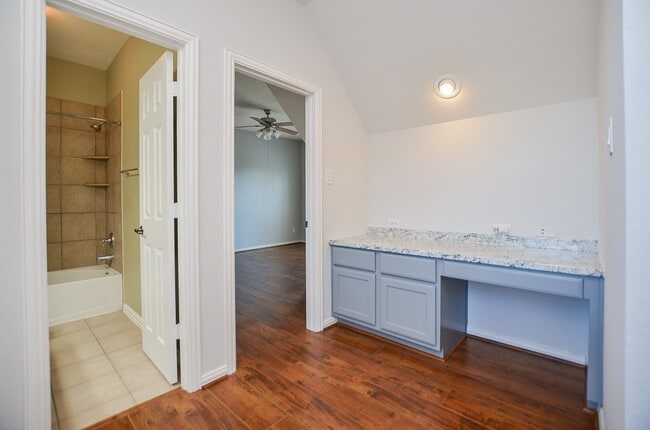 Building Photo - 4315 Village Forest Dr