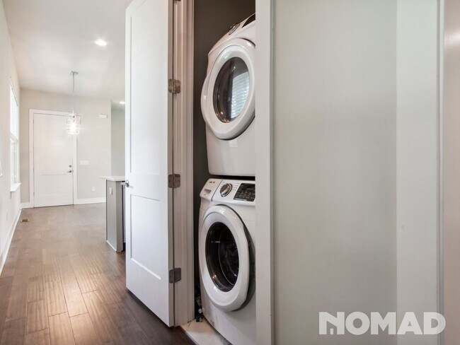 Building Photo - Stunning Modern 2-Bedroom, 2-Bath Apartmen...