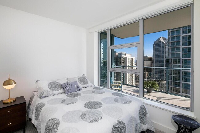 Building Photo - "Stunning 2-Bed, 2-Bath Urban Retreat with 1161 Sq Ft of Comfort in Downtown San Diego!"