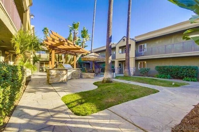 Building Photo - 800 N Mollison Ave