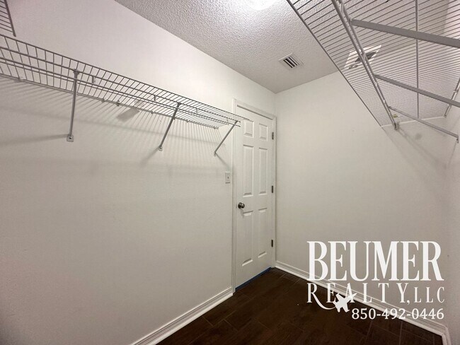 Building Photo - 3 bedroom 2 bath home with Beautiful Backyard