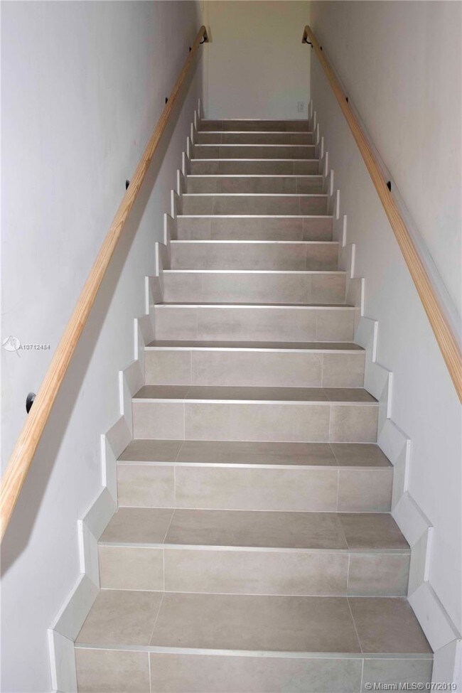 Building Photo - 1010 N 18th Ct