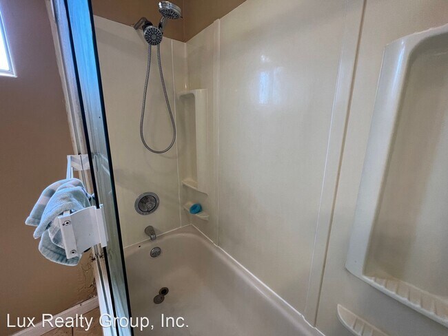 Building Photo - 2 br, 1 bath House - 558 A St