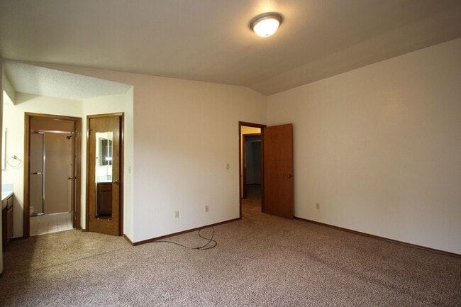 Building Photo - Beautiful 3 Bedroom Tri-Level Home In Federal Way!