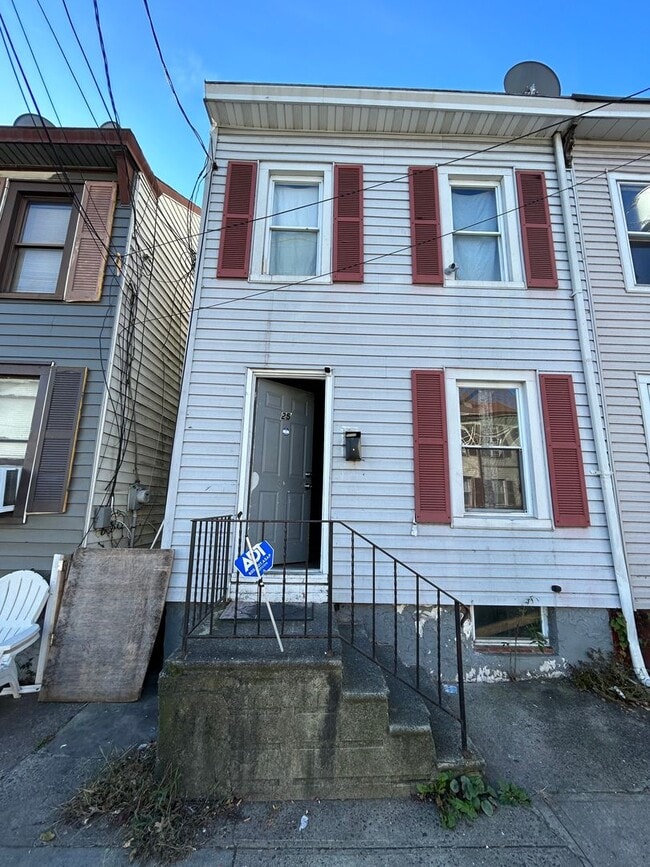 Building Photo - 2 bed 1 bath freshly new