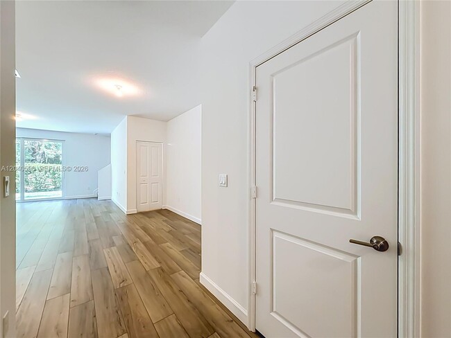 Building Photo - 4607 Hollister Ave