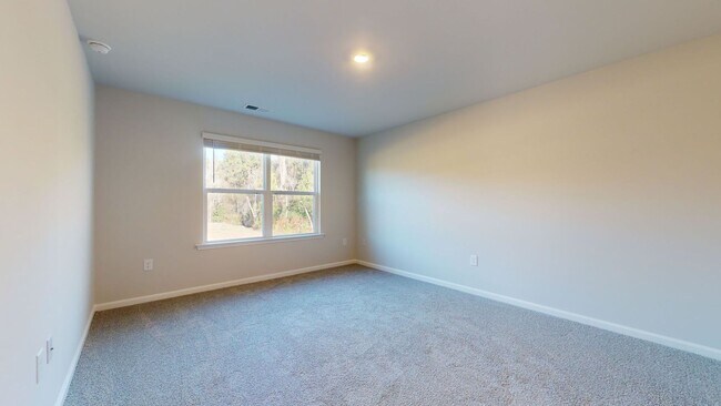 Building Photo - 4 bedroom Home in WATERSIDE!