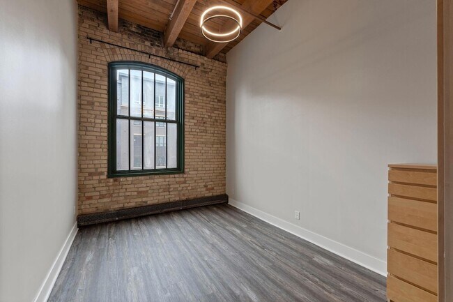 Building Photo - 400 N 1st St