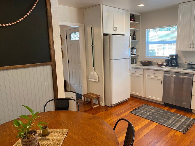 Building Photo - Available May 1st!  Bright Charmer in downtown Chico