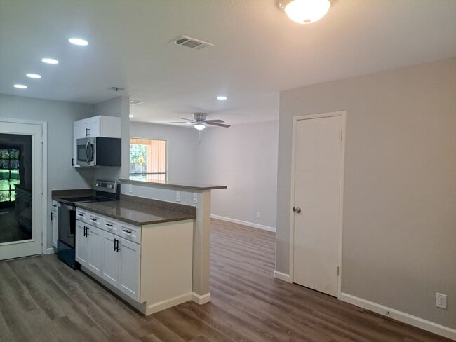 Building Photo - 4 Bedroom / 2 Bath / 2 Car Garage