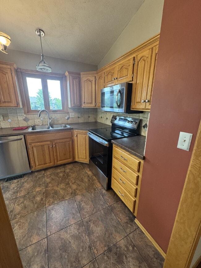 Building Photo - "Spacious 4-Bedroom Sanctuary with 3 Full Baths on Country View Drive, Derby - 3189 Sq Ft of Comf...