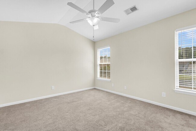 Building Photo - Easy, Modern Comfort in a Prime Charleston Location!