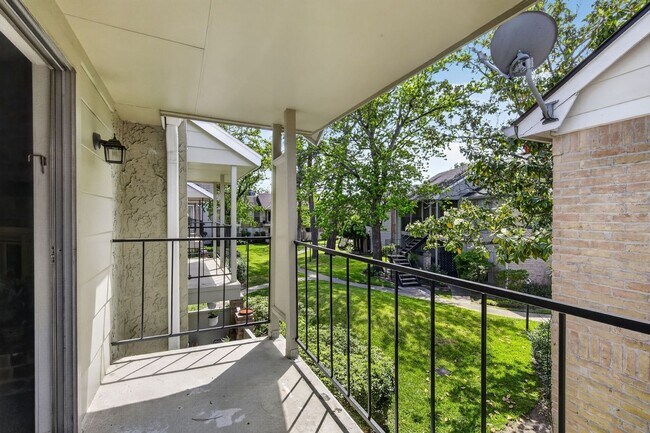 Building Photo - Charming 1BR Condo in Houston