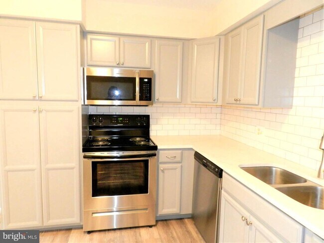Building Photo - 300 Claiborne Ave