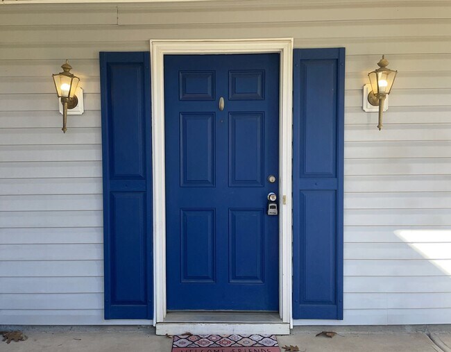 Building Photo - Move In Special On Beautiful 3 Bedroom Home!