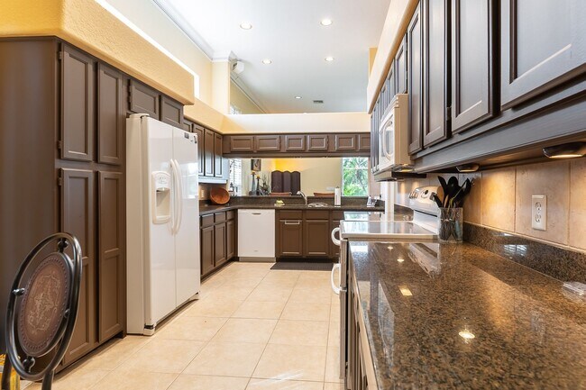Building Photo - Beautiful 2-Bed Pool Home with Deeded Golf...