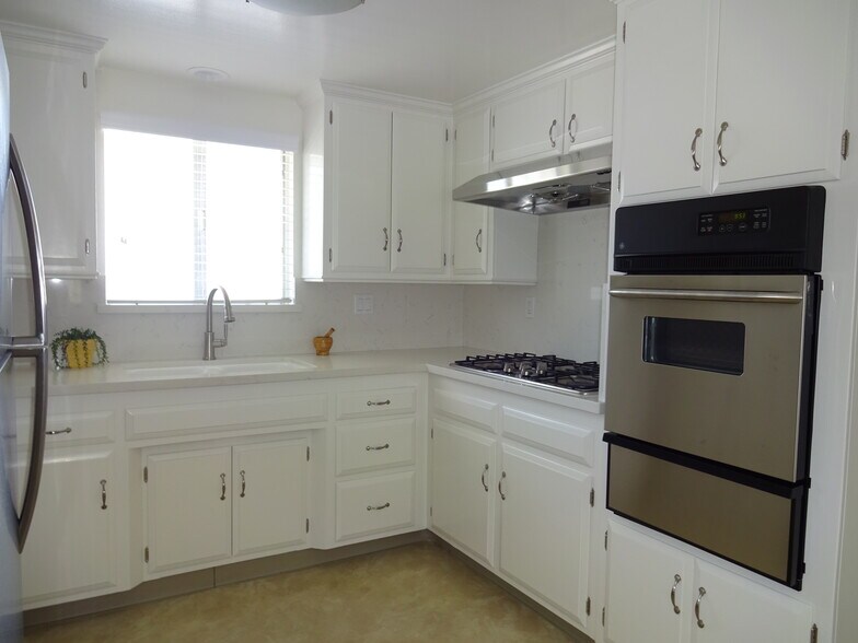 Kitchen - 841 W 25th St