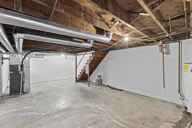 Building Photo - 723 Village Dr