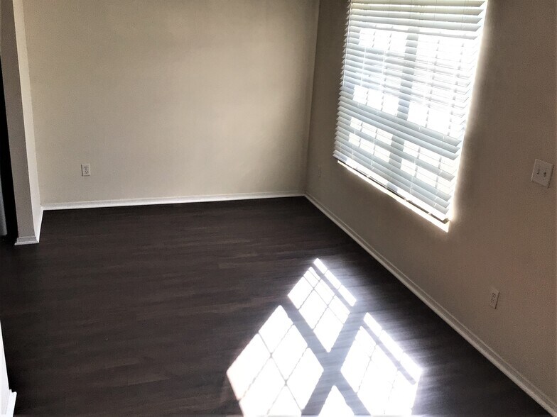 Building Photo - 3906 SE Jack Pine Ct