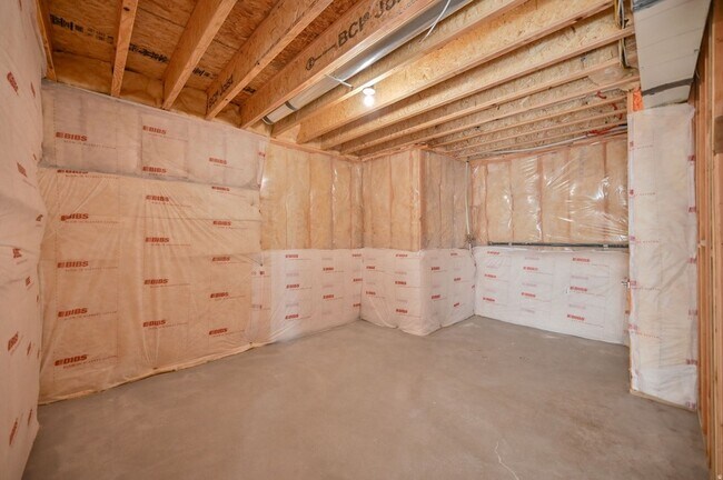 Building Photo - 1722 Oakridge Cir