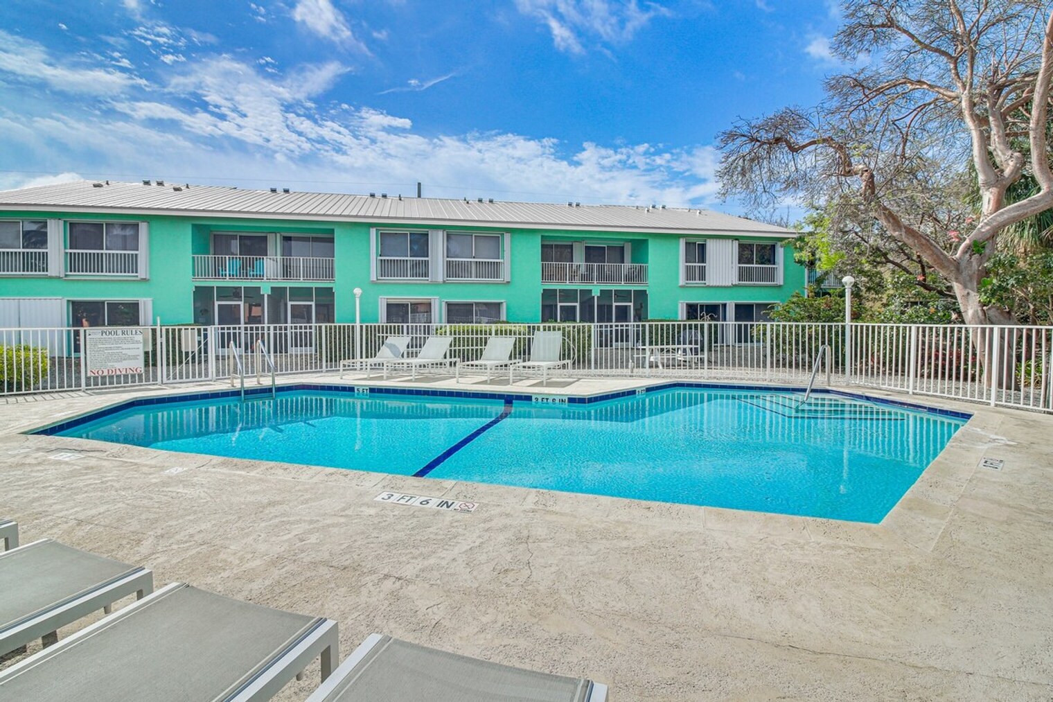 Building Photo - 9860 Leeward Ave