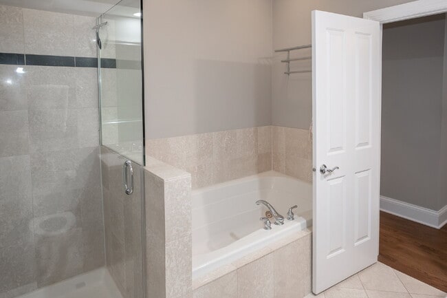 Building Photo - 3-Bed Urban Retreat with Fireplace & Granite Touches in Lincoln Park