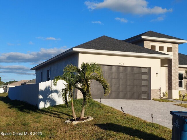 Building Photo - 971 Granata Ave