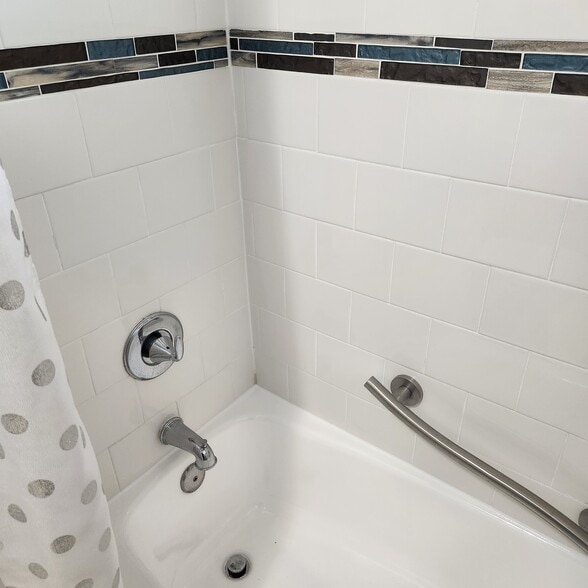 main bath - 3500 W Manchester Blvd