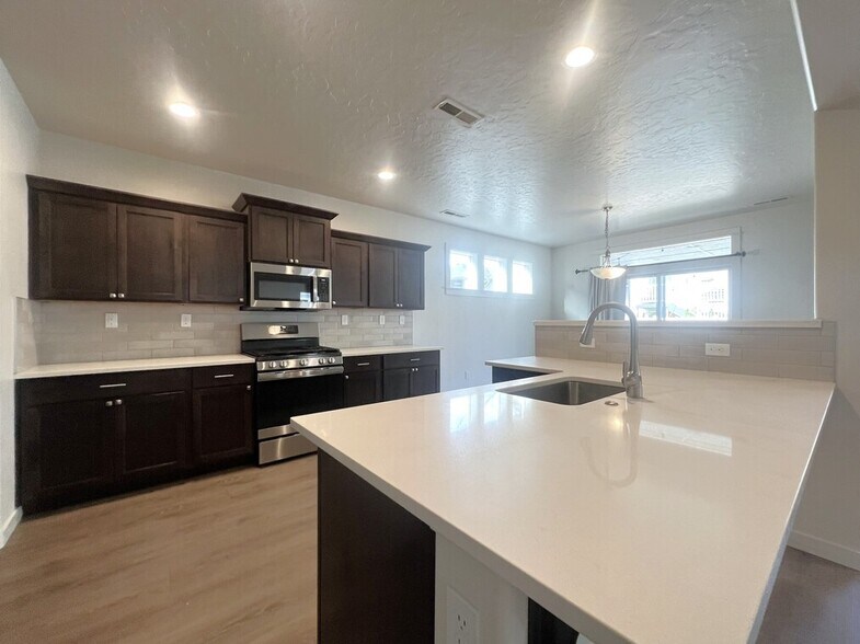 Building Photo - 3315 S Cabin Creek Way