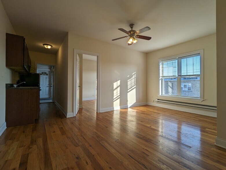 Building Photo - 953 W Cornelia Ave