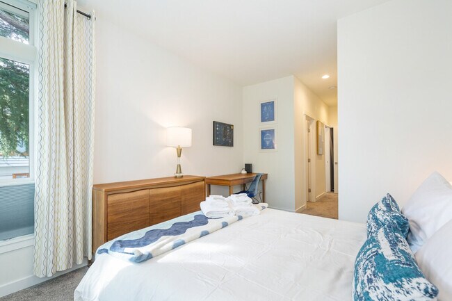 Building Photo - 9413A Roosevelt Way NE