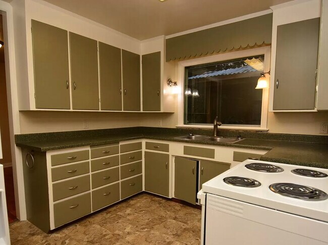 Building Photo - 365 W Birch Ct