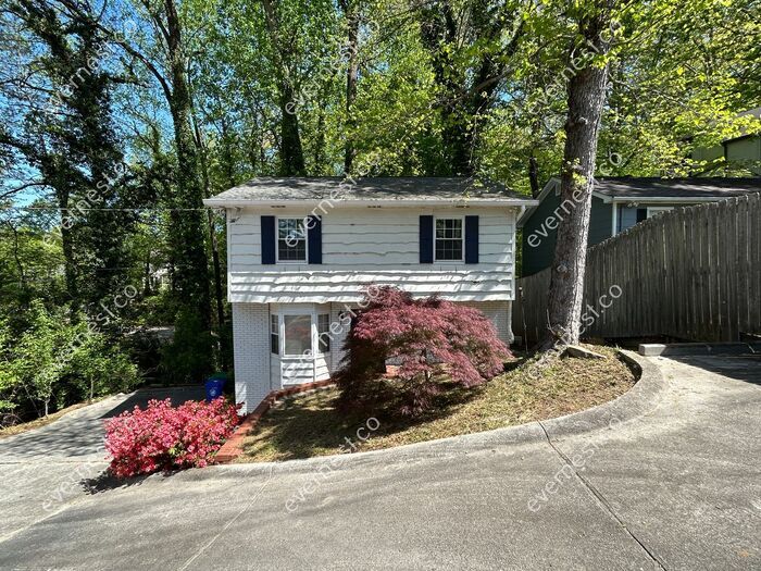 Building Photo - 2771 Skyland Dr NE