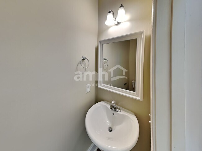 Building Photo - 2404 Adelaide Dr