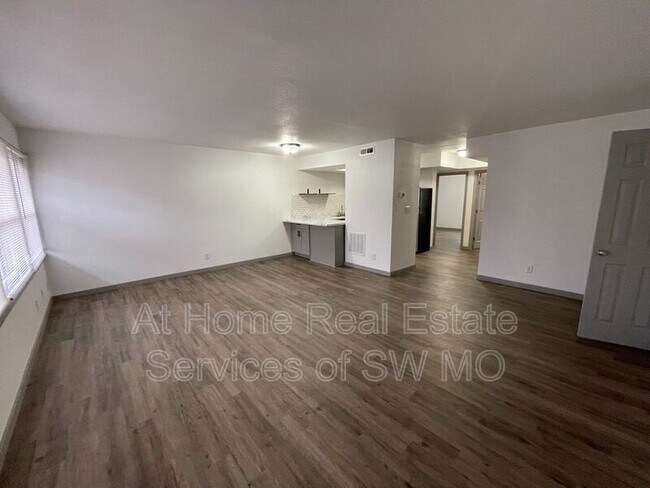 Building Photo - 1438 E Elm St