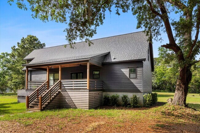 Building Photo - "Spacious 4-Bed Oasis with Guest Suite on Johns Island - Your Dream Home Awaits!"