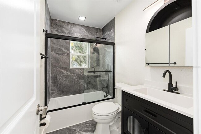 Building Photo - 1538 SE 25th St