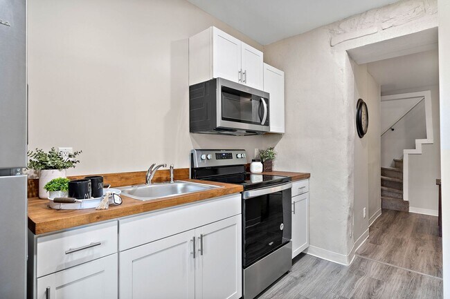 Building Photo - 1 Bedroom 1 Bath Townhouse for rent