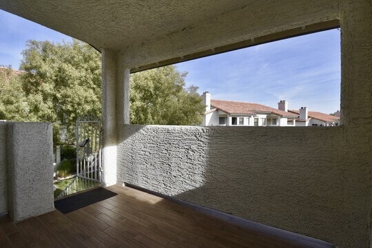 Building Photo - Large 2Bedroom | 2nd Floor | Highly Remodeled