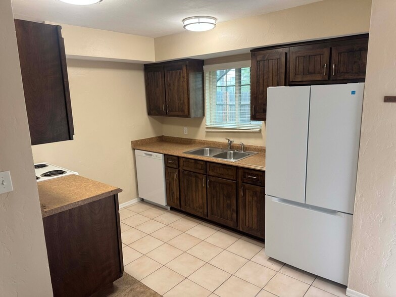 Kitchen - 198 N Santa Rita Ave