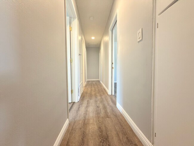 Building Photo - 4-Bedroom Home in Prime Northridge Location
