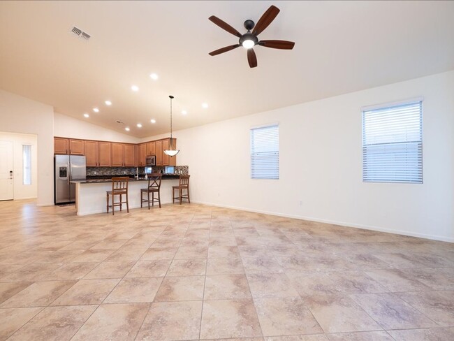 Building Photo - 5 Bedroom 3 Bathroom
