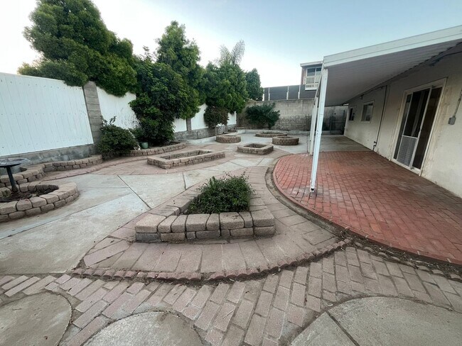 Building Photo - Remodeled 3 Bed / 2 Bath Single-Family Home | Garage, Big yard