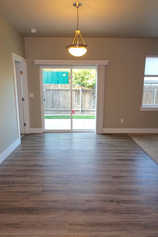 Building Photo - 3-Bedroom Home in Very Private Quiet Setting