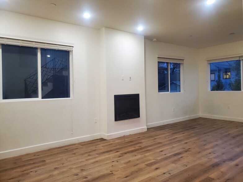 Building Photo - 14550 Burbank Blvd